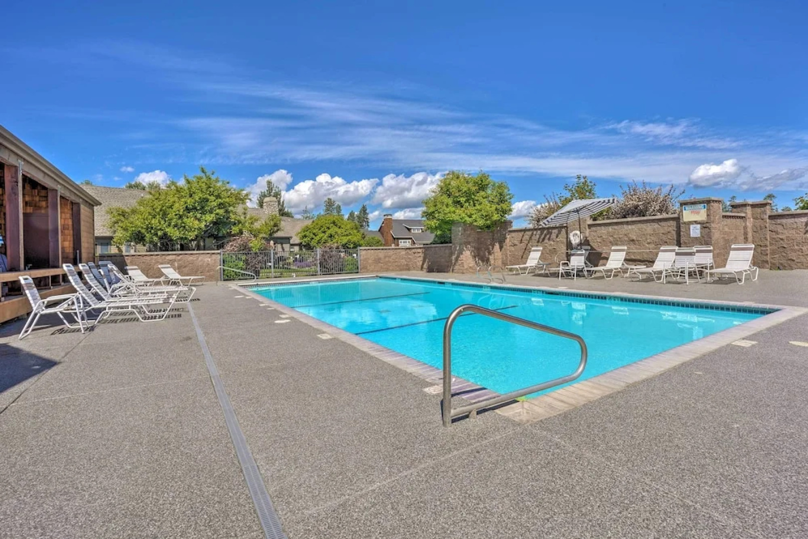 Sisters Getaway w/ Hot Tub ~ Half-mi to Dtwn!