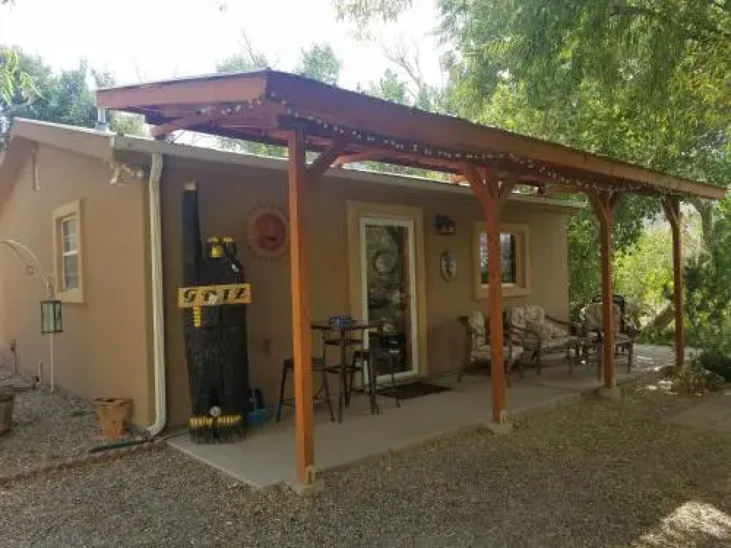 Grizzly Roadhouse Bed & Breakfast and Vacation Rentals