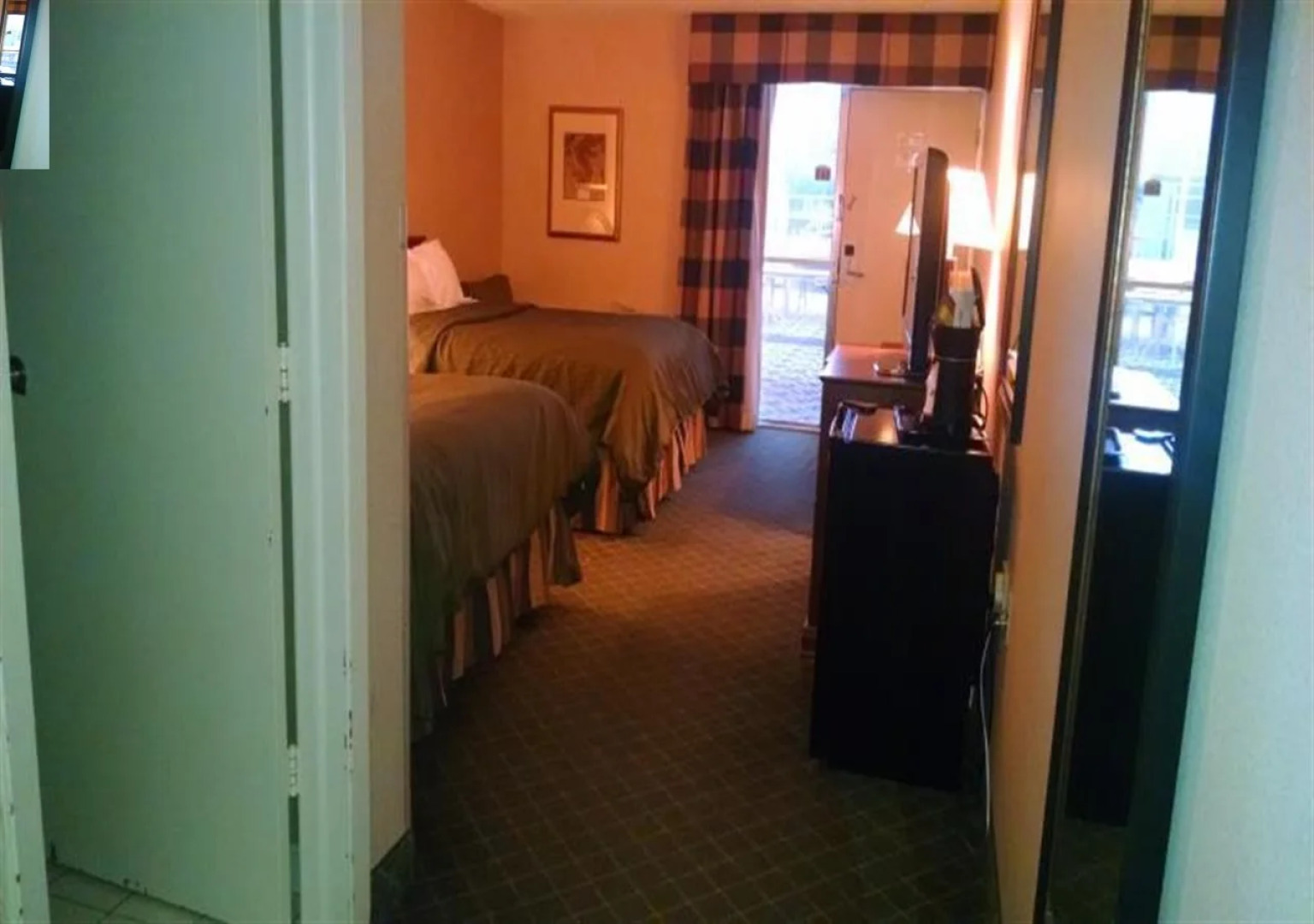 Grand Forks Inn & Suites