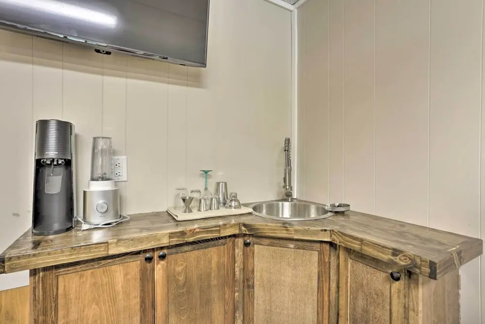 Dog-friendly Lake Ariel Resort Home w/ Deck!