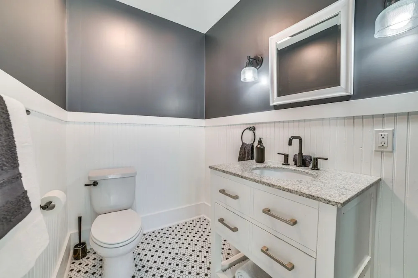 Steps to Dtwn! Suttons Bay Retreat Near Wine Trail