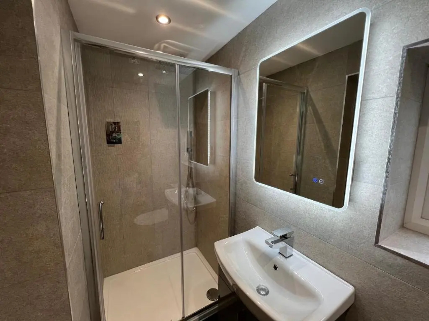 3 Bed House - Sleeps 5 - Pets - Garden - Parking