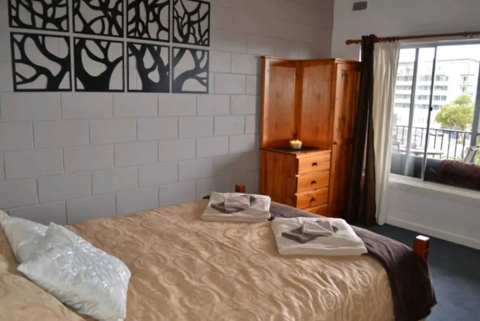 Apartment On Tennyson