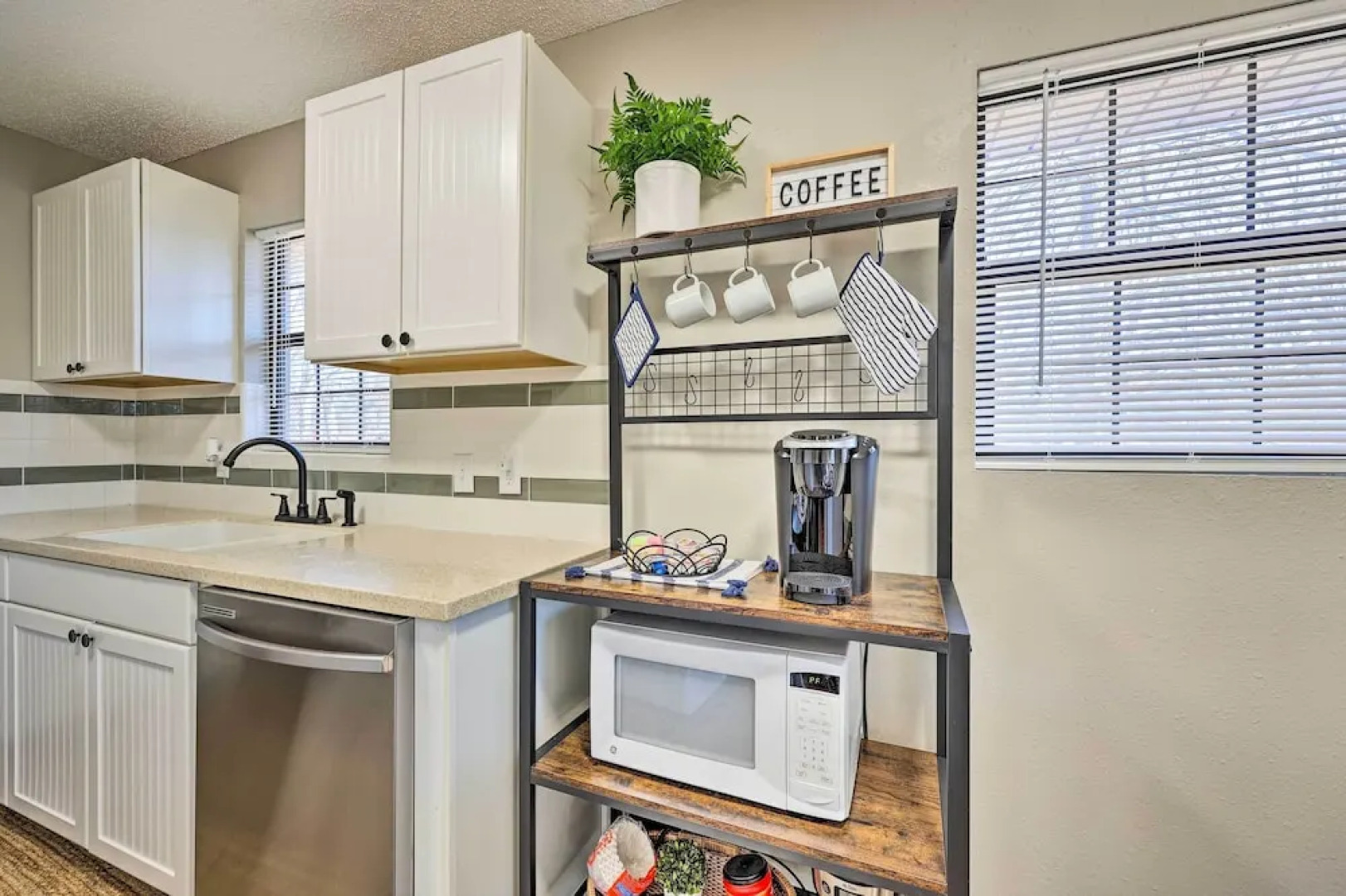 Cozy Beaver Lake Cabin w/ Waterfront View & Kayaks