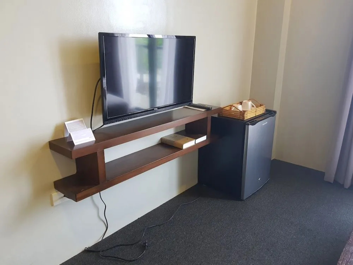 La Jenns Hotel and Resto Grill