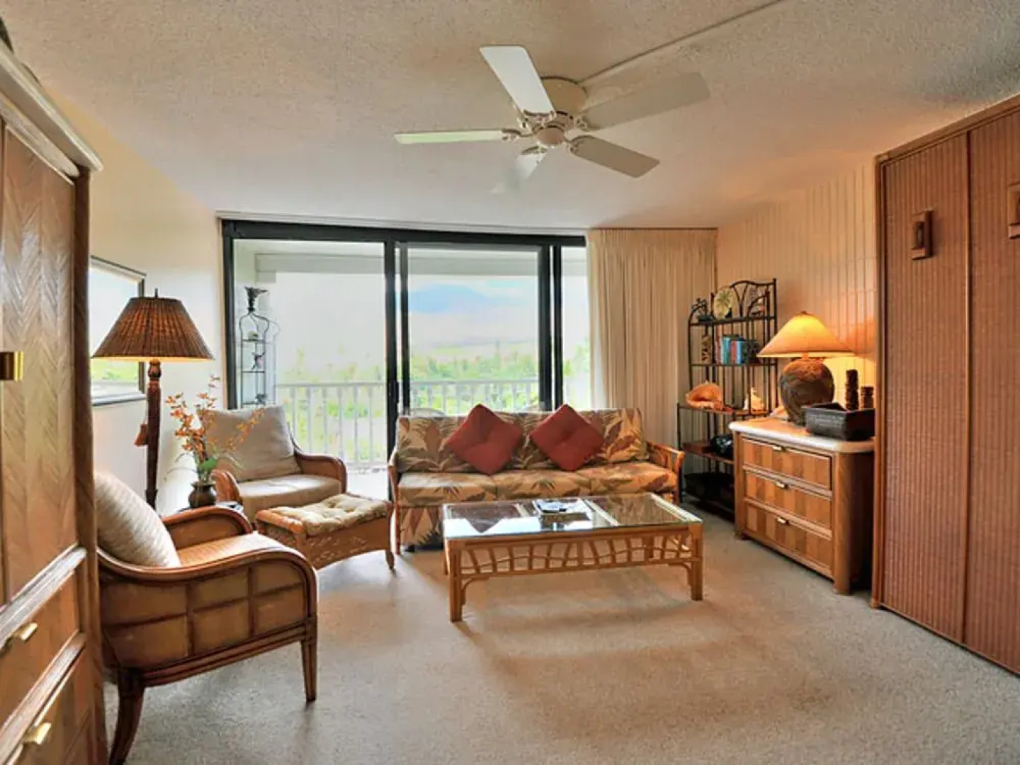 Lahaina Shores #522 Studio Bedroom Condo by RedAwning