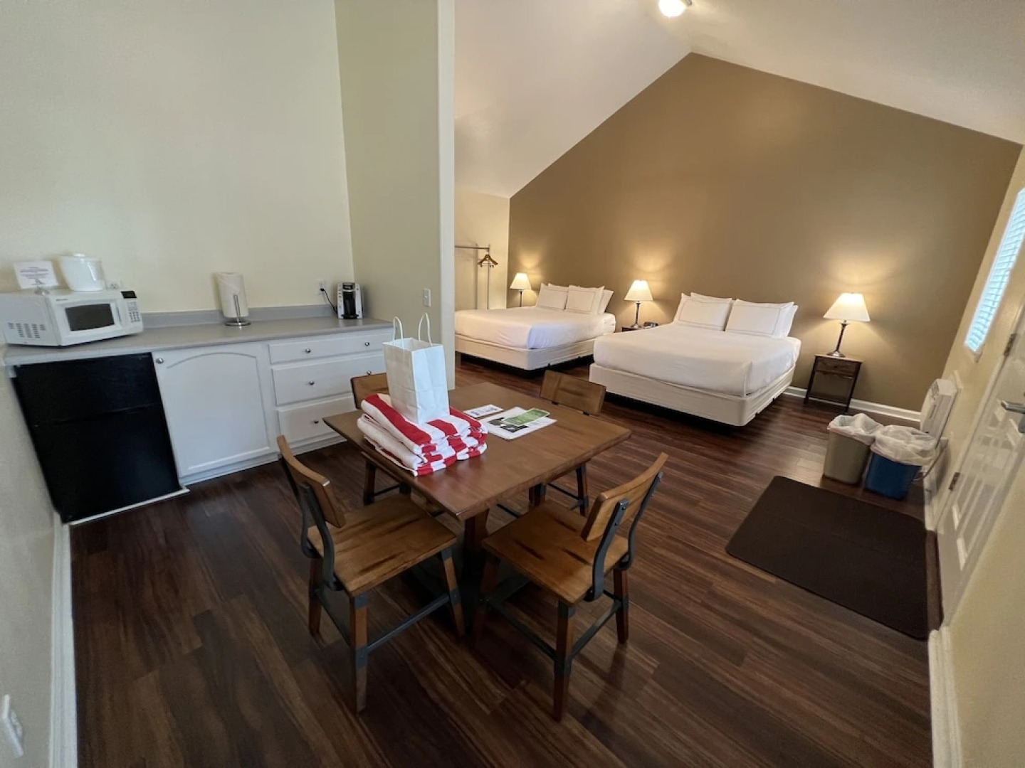 Clear Lake Cottages & Marina