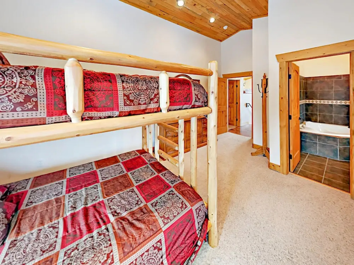 Stylish Mountain Home 4 Bedrooms 3.5 Bathrooms Home