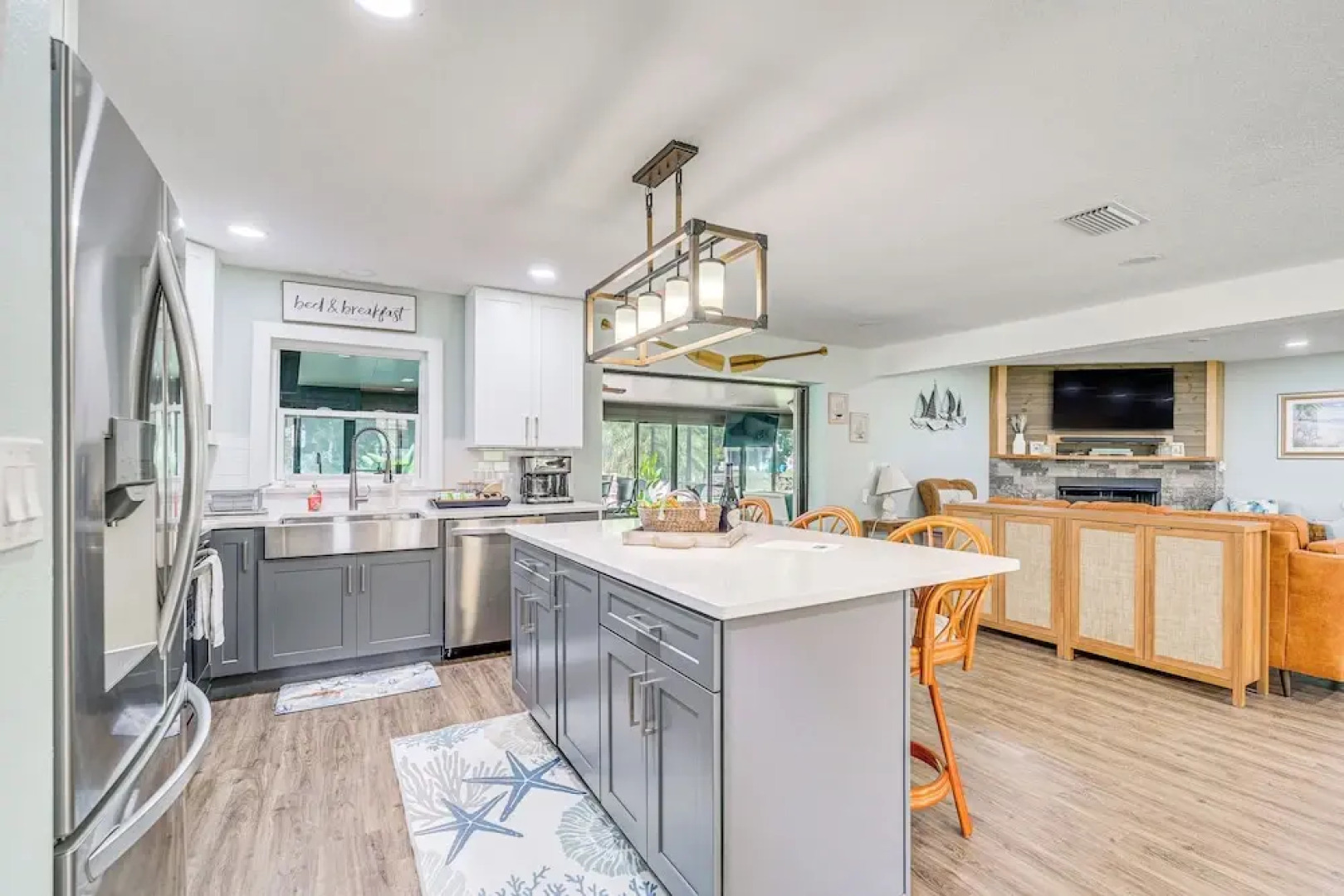 Canal-front Outdoor Oasis: Home in Crystal Water