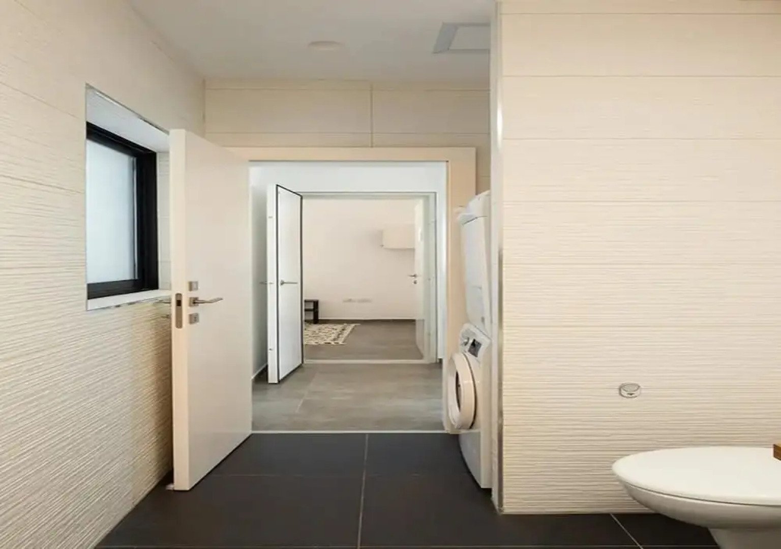 Luxury Penthouse on High Floor with Hot Tub