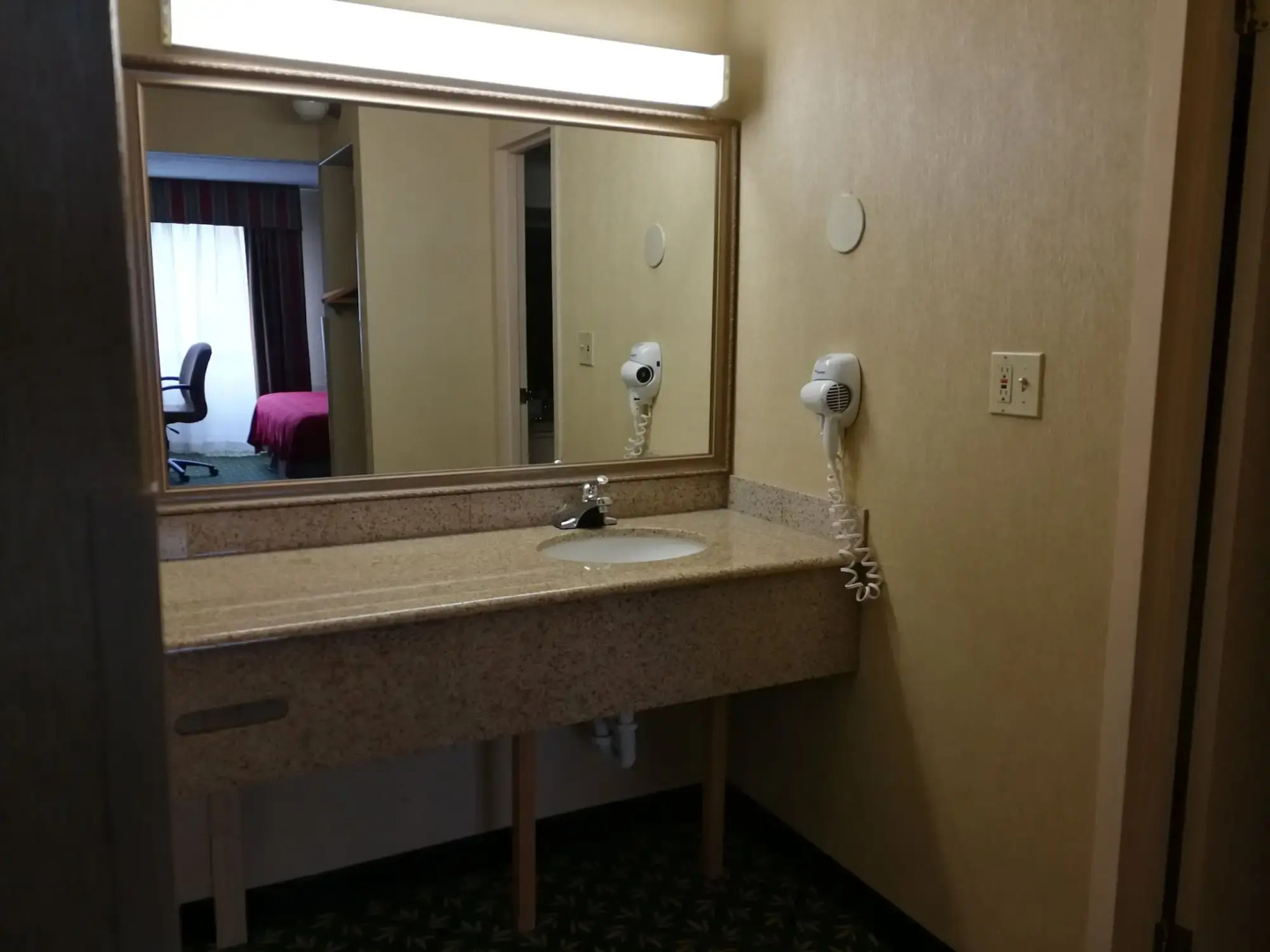 Mystic River Hotel & Suites