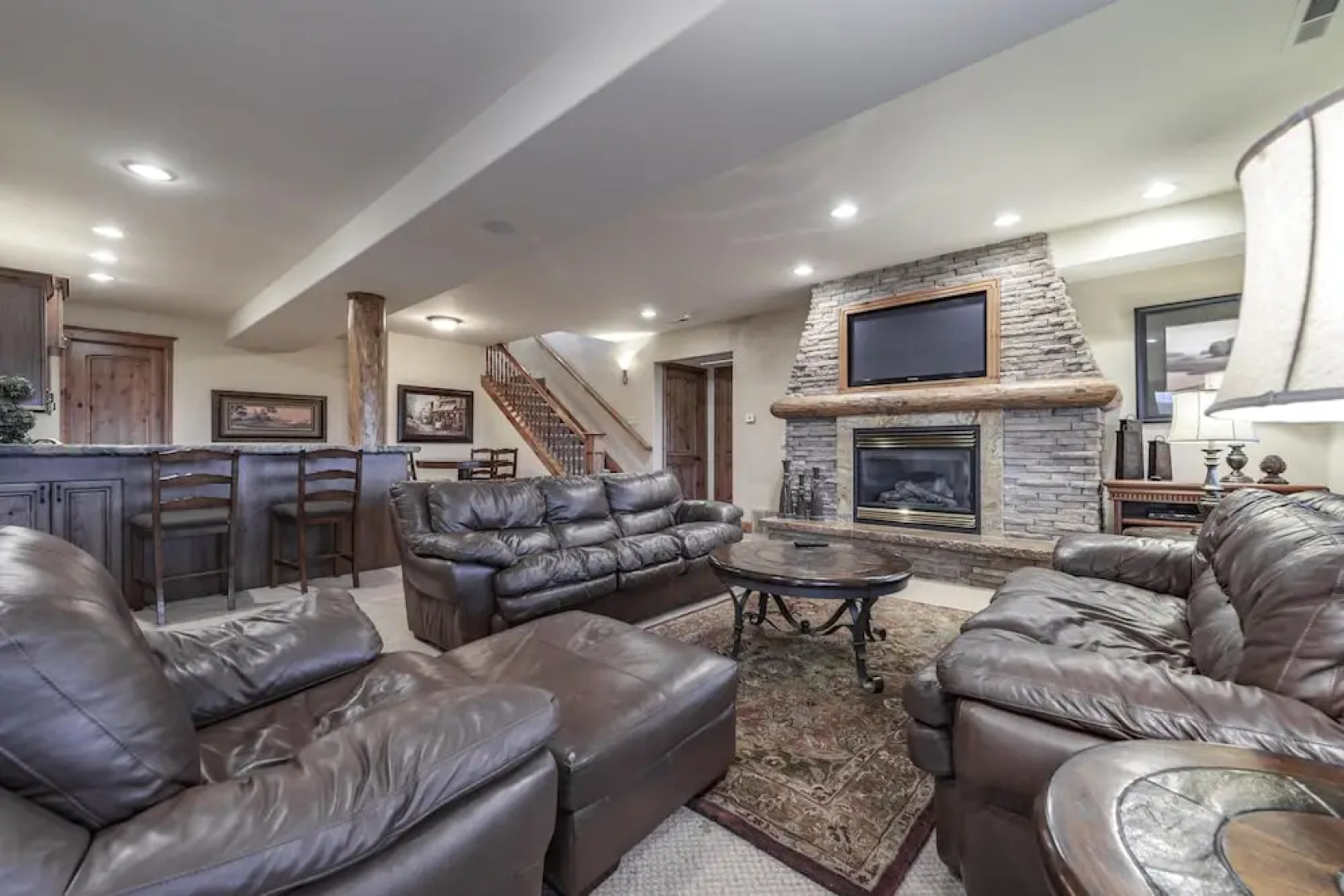 Golf Course Home, Sleeps 30, Private Hot Tub, Access to Ideal Beach, Amazing Views and Space!