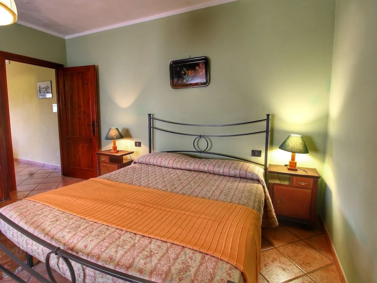 Rustic Apartment in Caprese Michelangelo near Lake