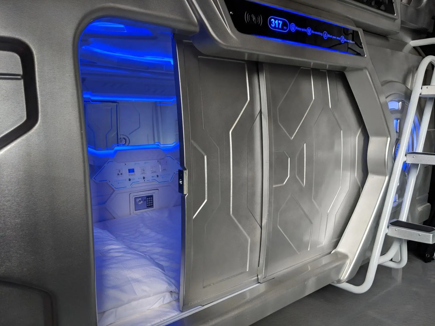 Met A Space Pod @ Arab Street