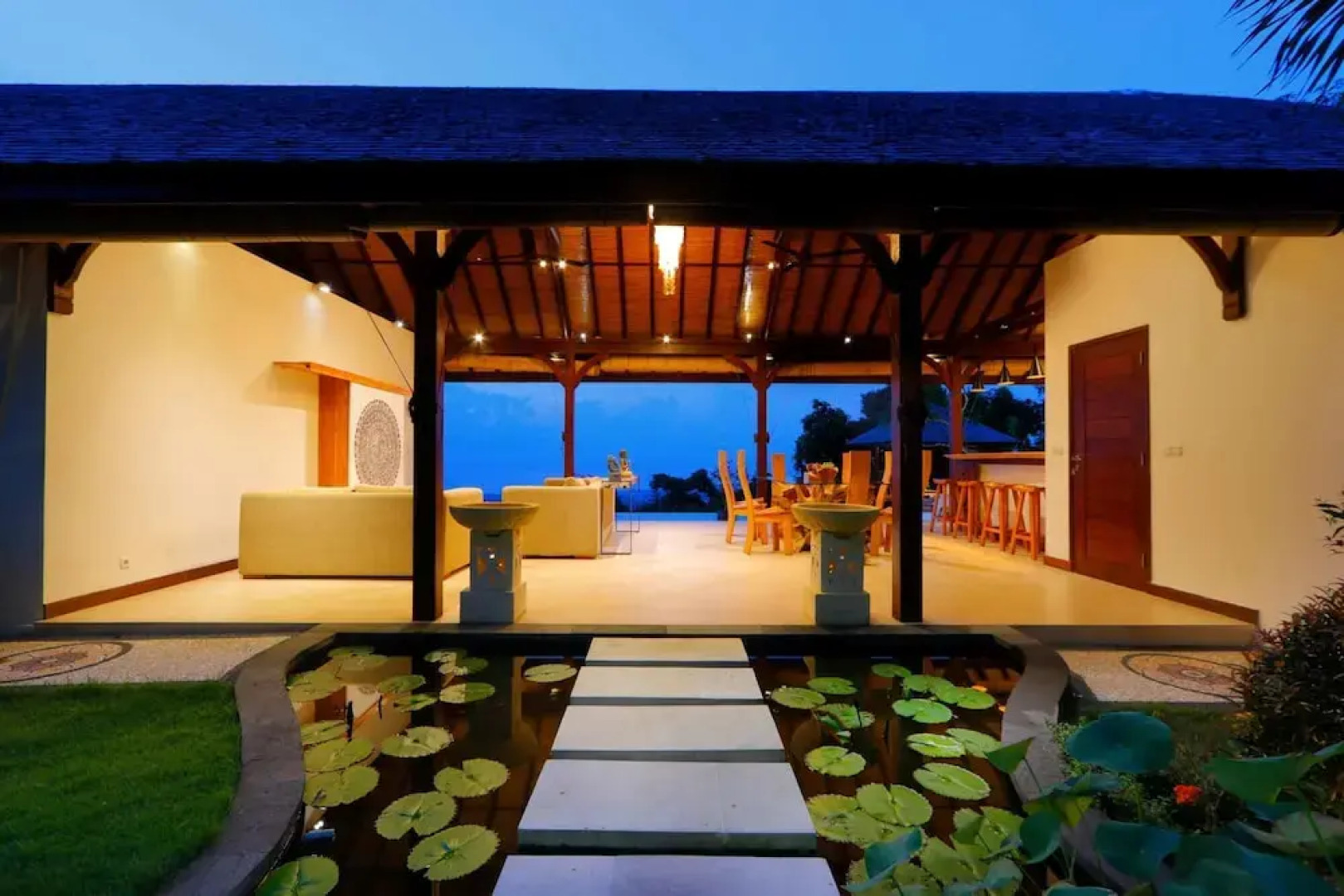 2 BR Villa With Fantastic Ocean View, Lovina With Staff