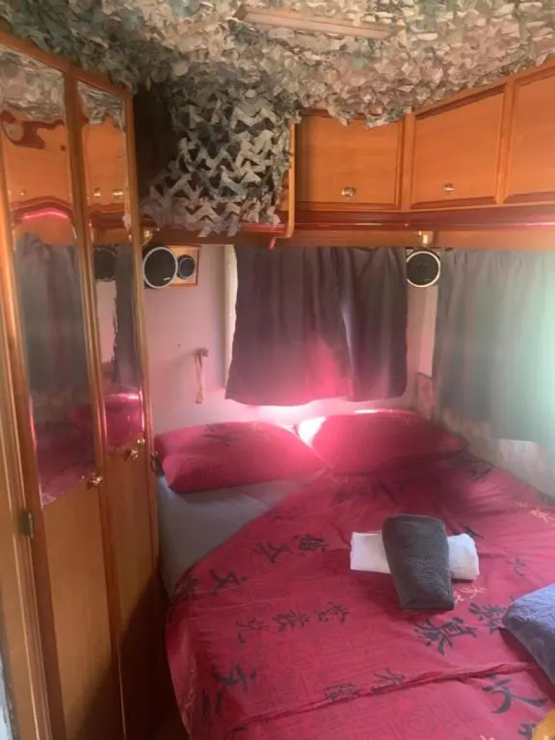 Camping car fixe dans la campagne
