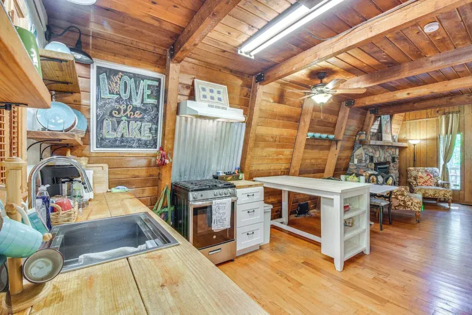 Pet-friendly Lavonia Cabin, Walk to Lake Hartwell!