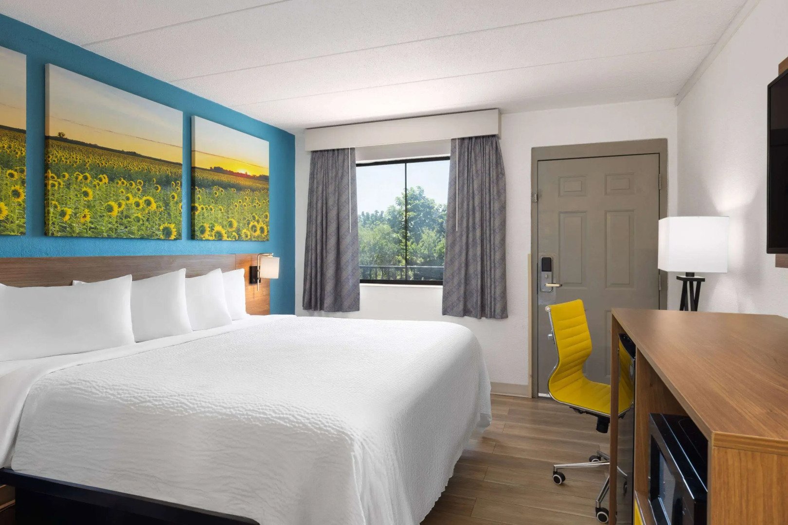 Days Inn & Suites by Wyndham Indianapolis Airport East