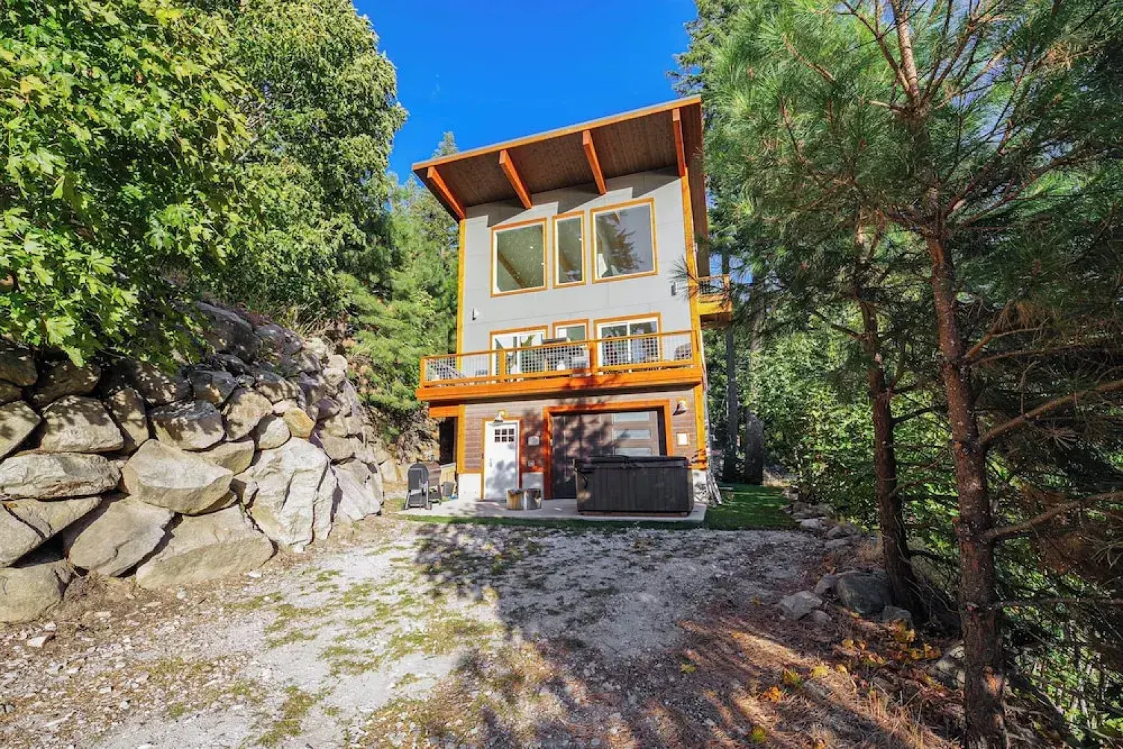 Lake Wenatchee Getaway w/ Water & Mountain Views!