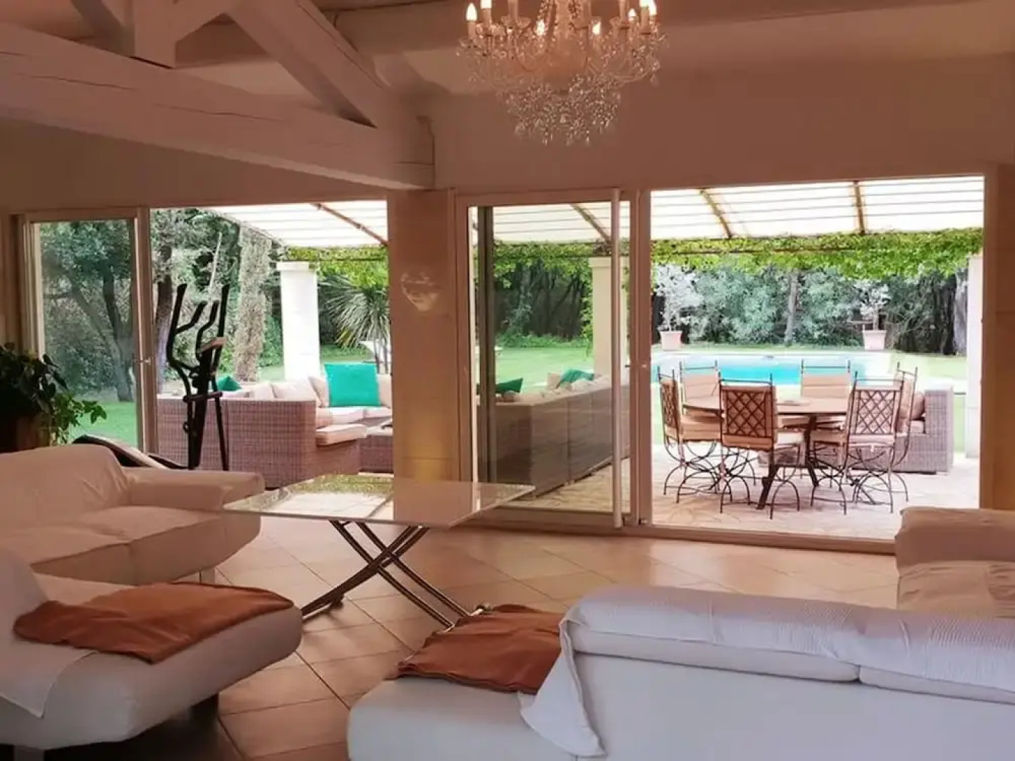 Villa in an Idyllic and Relaxing Setting Near Orange