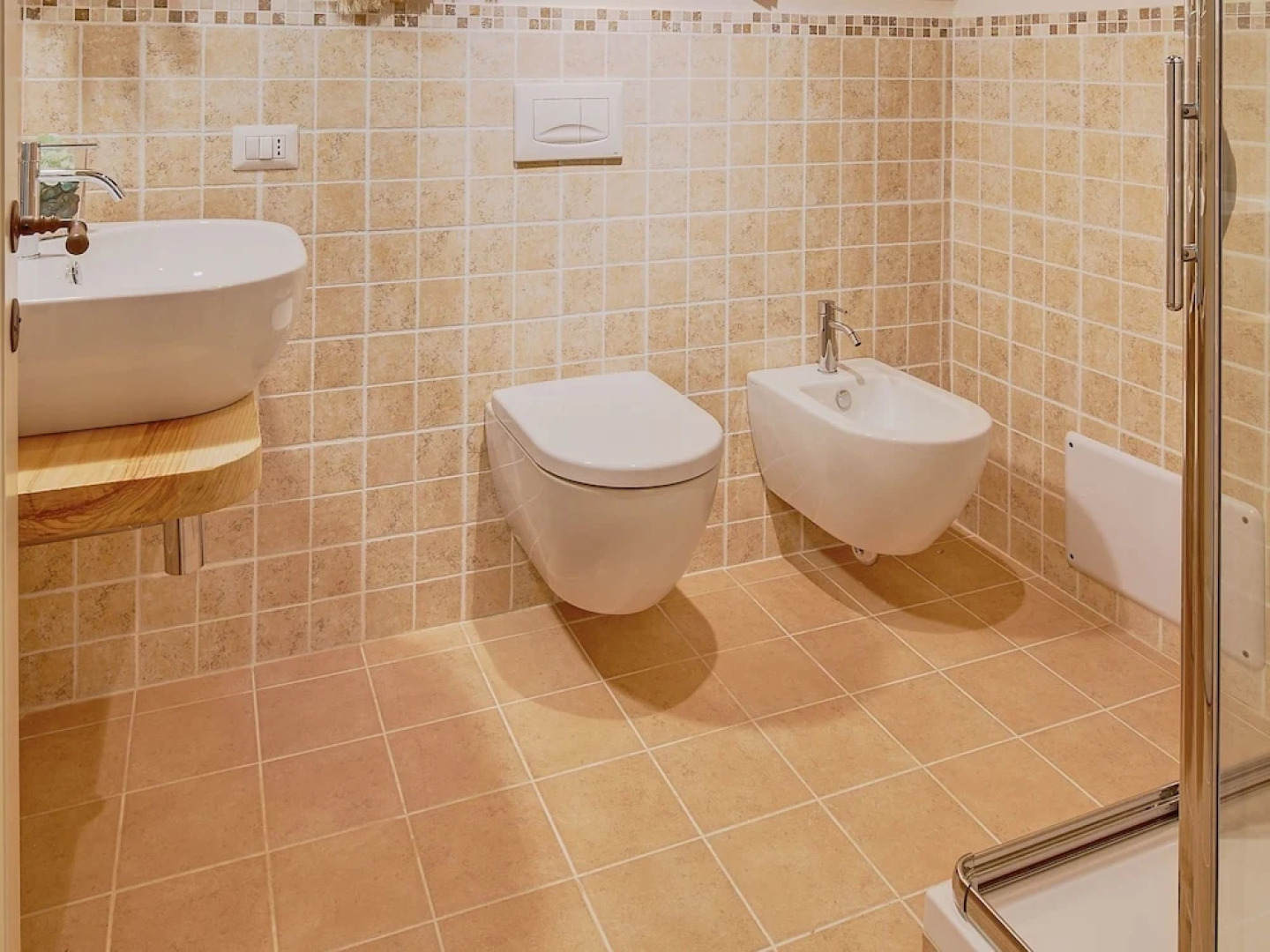 Beautiful accommodation in elegant farmhouse with pool and breathtaking views