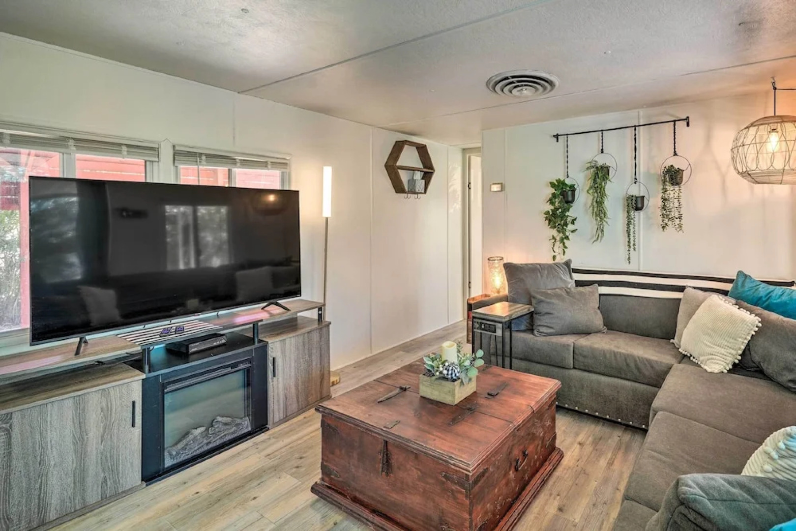 < 1 Mi to Lake Havasu: Pet-friendly Home