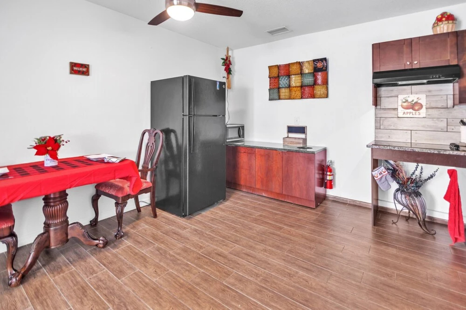 Tampa Tranquility - Chic Retreat 1 Bedroom Condo by Redawning