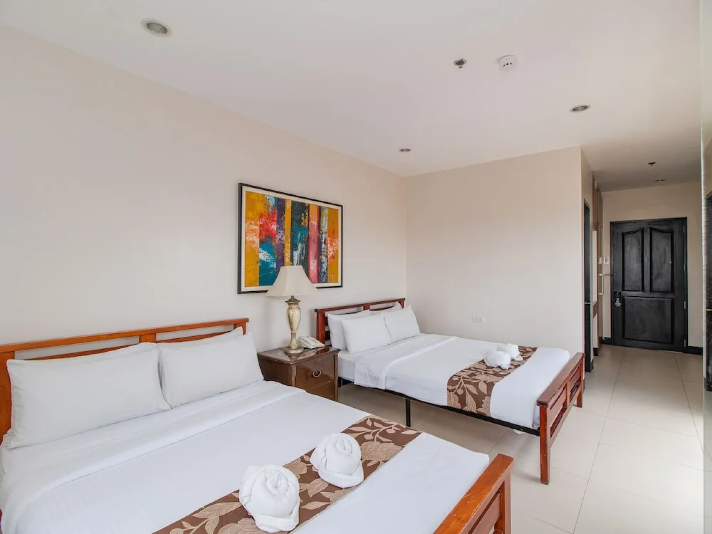Main Hotel & Suites