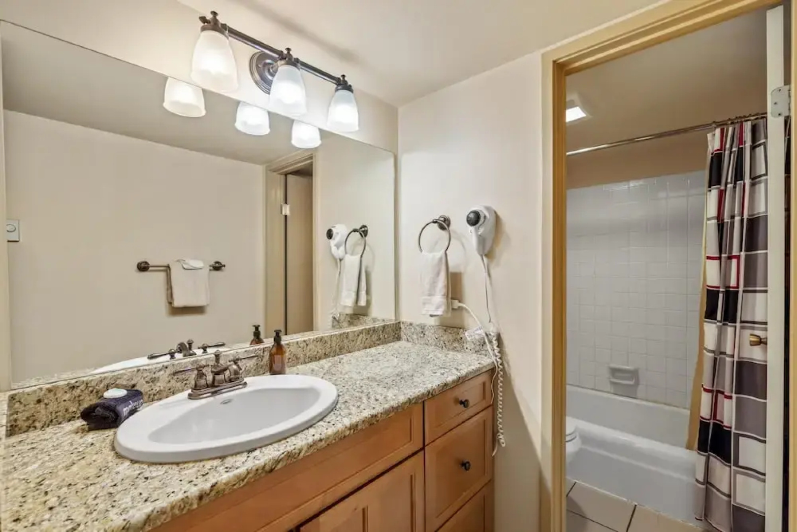 2 Level Unit w/ Pool Hot Tubs Private Deck
