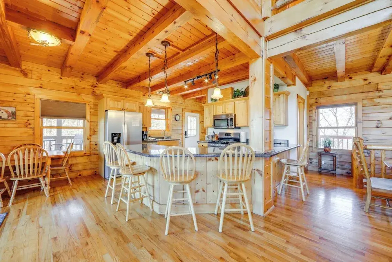 Luxury Mountain Cabin With Hot Tub & Pool Table!