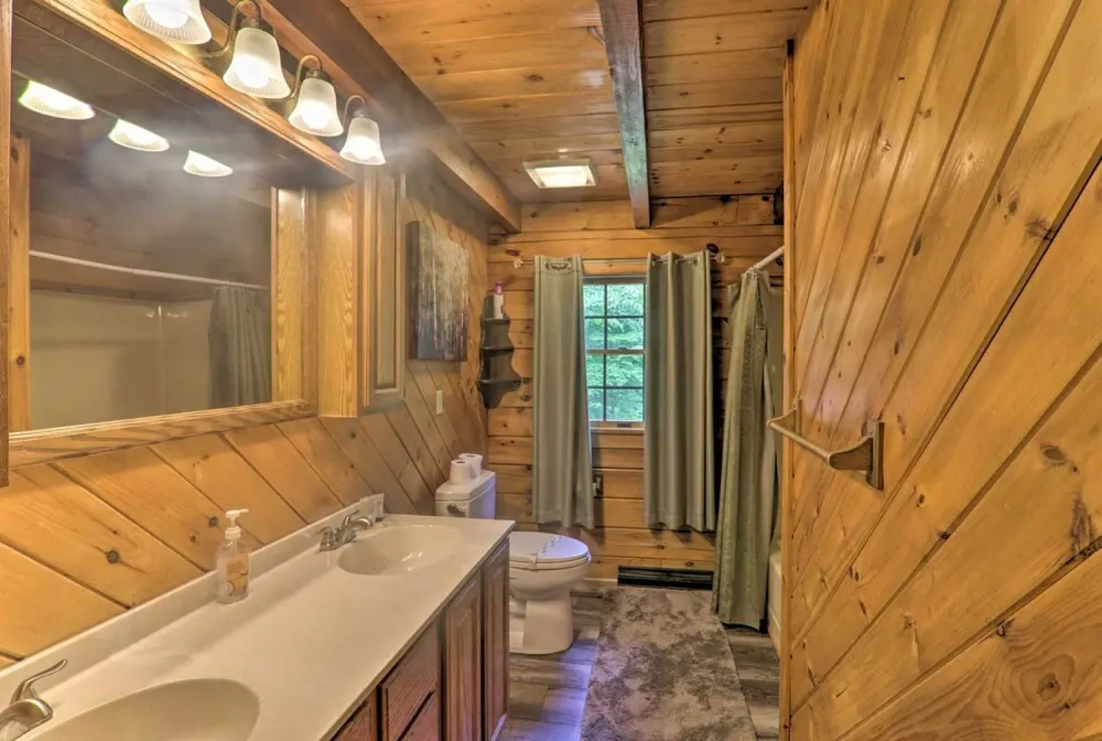 Spacious Cabin, 1 Block to Locust Lake Beach!