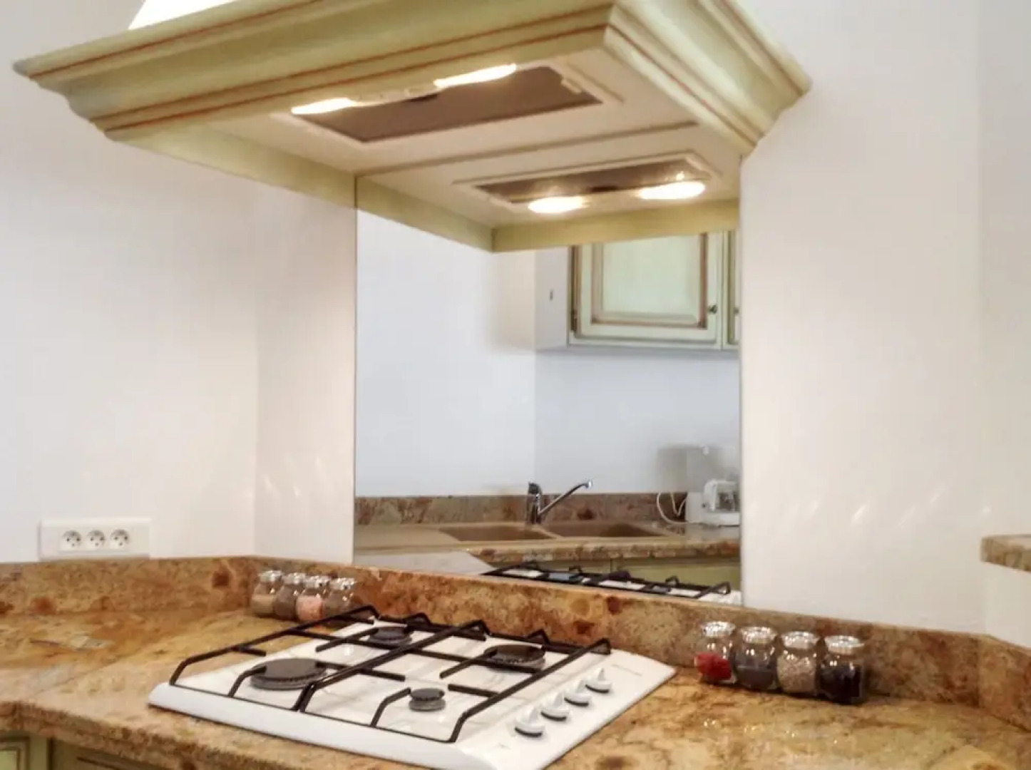 Near Montpellier, Apartment in Le Crès w/ air con & Wifi Minutes to Be