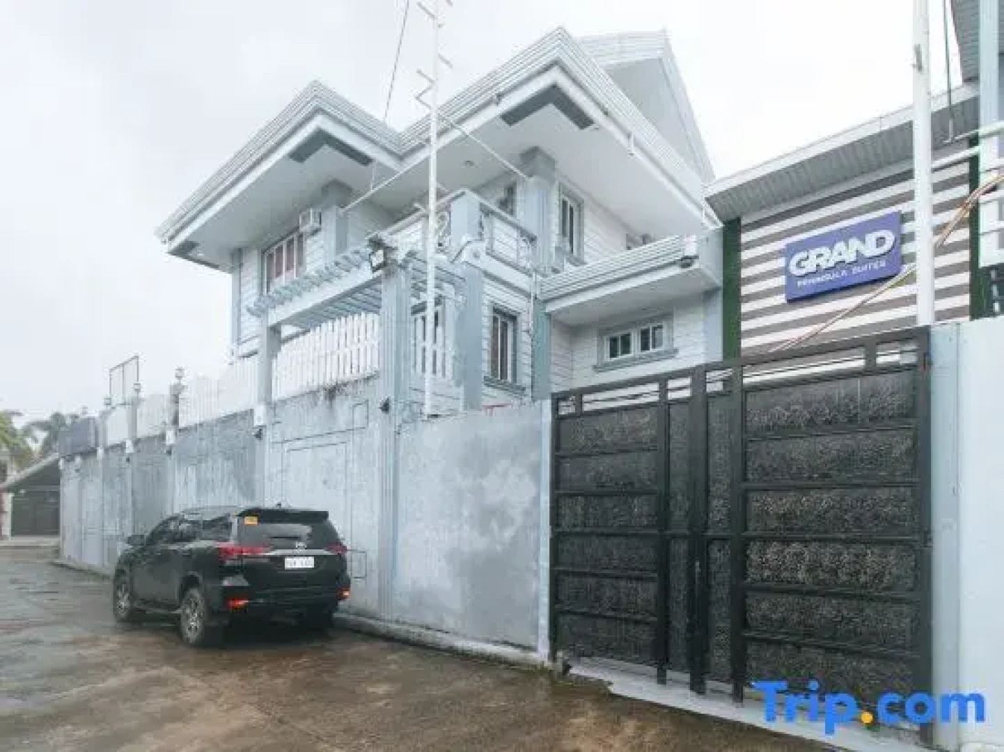 RedDoorz Premium @ THE GRAND PENINSULA SUITES