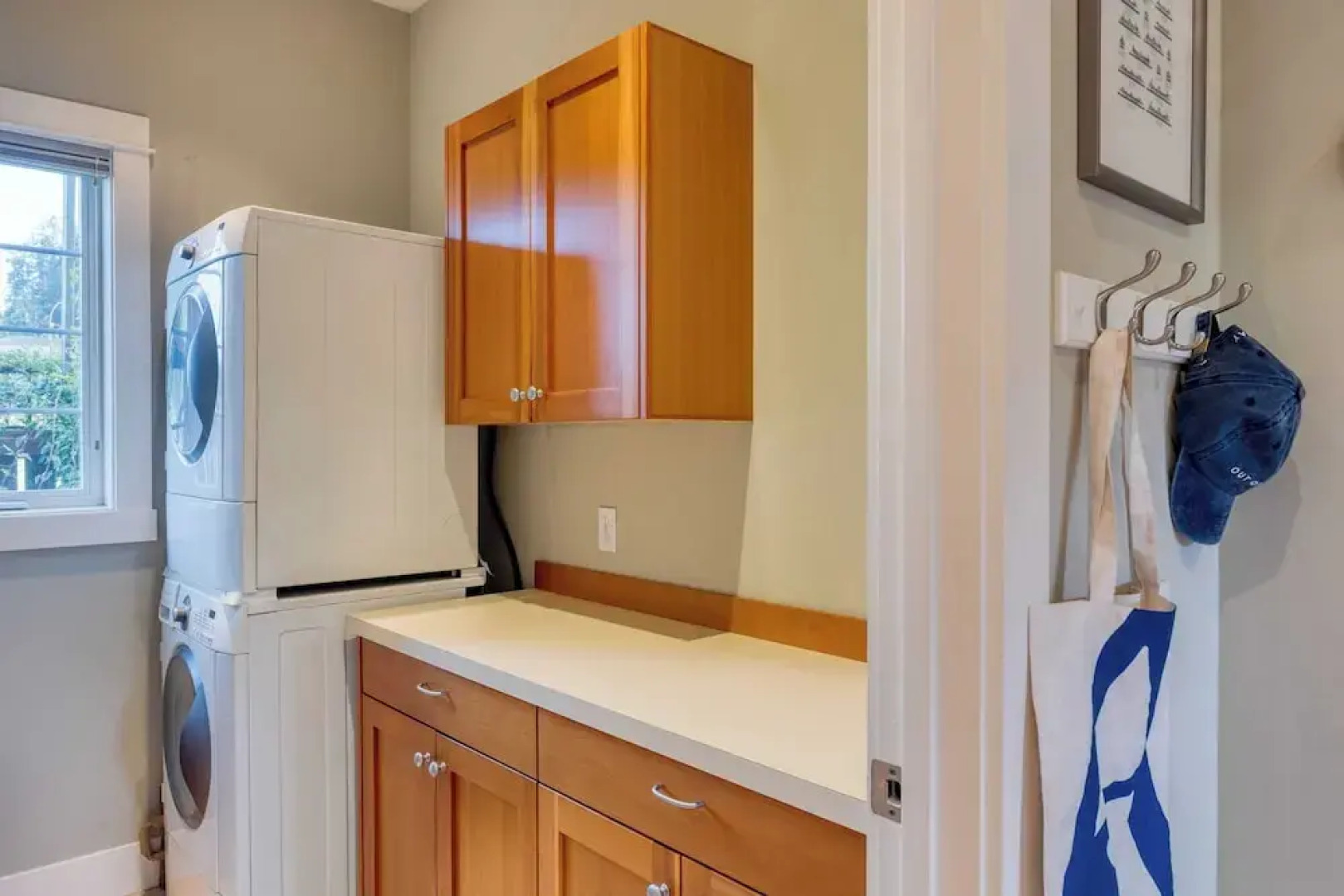 Sunny Backyard, Fireplace, Coastal Access in Peaceful Neighborhood Near Shopping