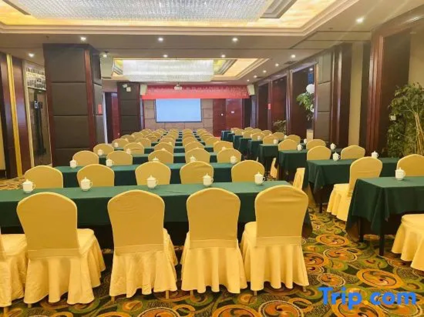 Zhaotong Purple Light Hotel