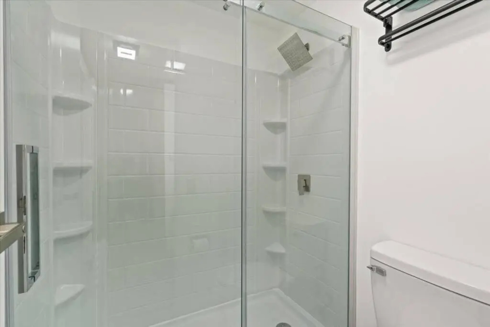 The Gingerbread House: 4 BR chalet, w/ Sunroom/Deck, sleeps 12, modern amenities