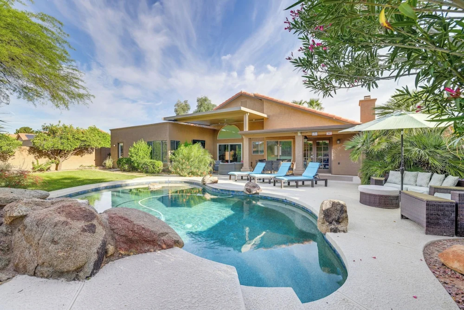 Saltwater Pool & Grill: Tempe Retreat!