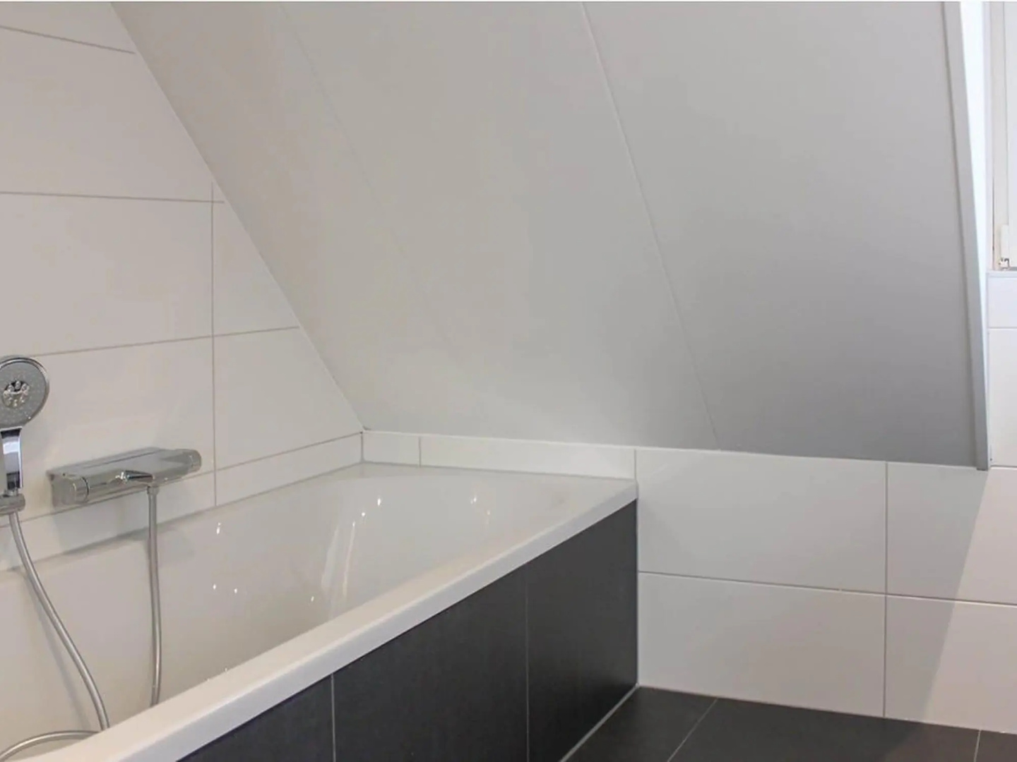 Beautiful villa with enclosed garden, in a holiday park on the Frisian lakes