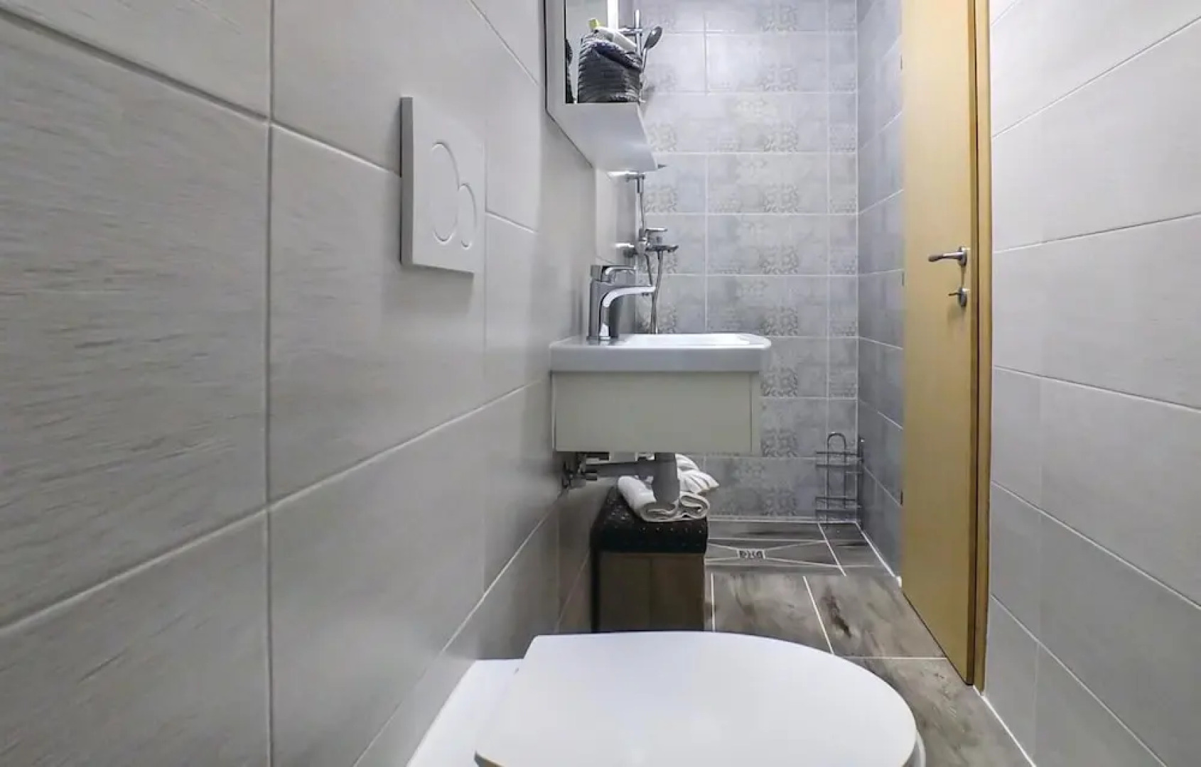 Stunning Home in Bast With 4 Bedrooms, Jacuzzi and Wifi