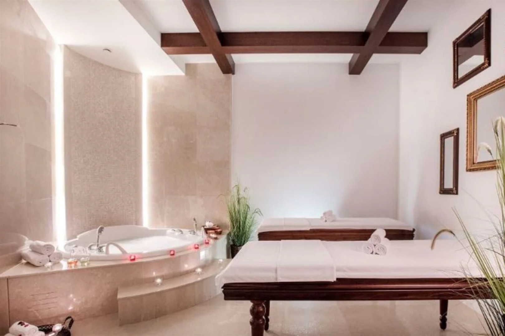 Charisma De Luxe Hotel