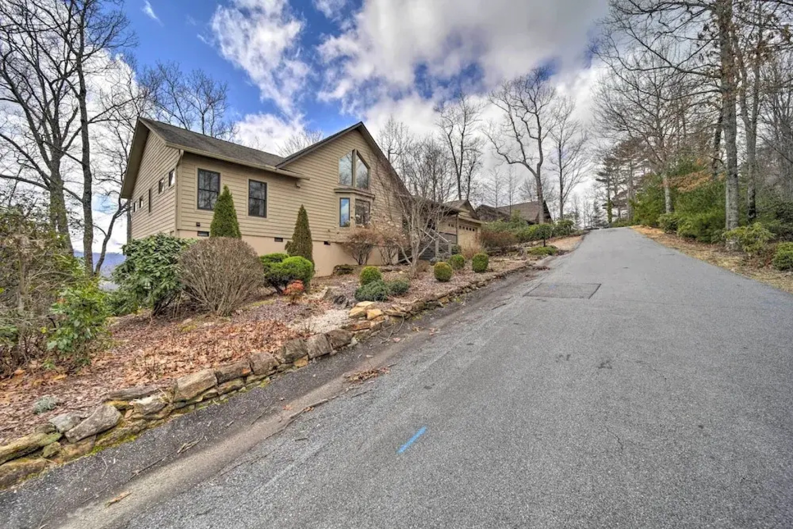 Sapphire Retreat w/ Views, Fire Pit, & Lake Access