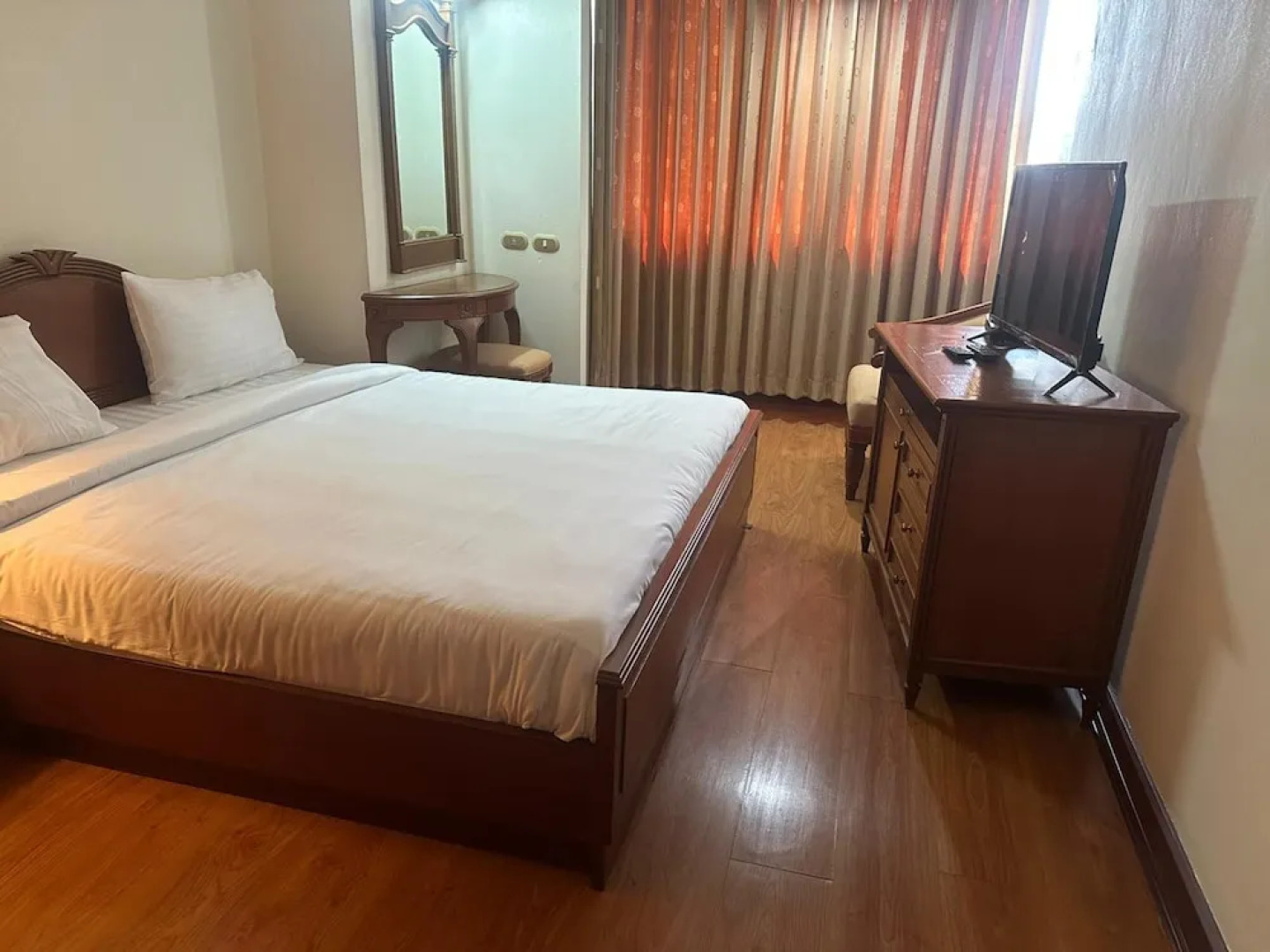 Апартаменты Omni Tower Direct Rooms Sukhumvit Soi 4