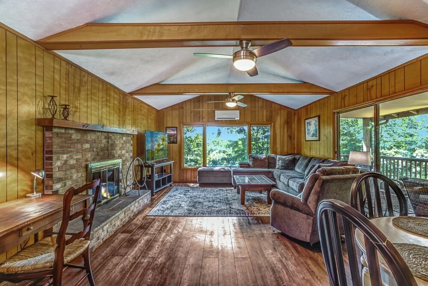 Alpine Walking Distance To App Ski 2 Bedroom Cottage by Redawning