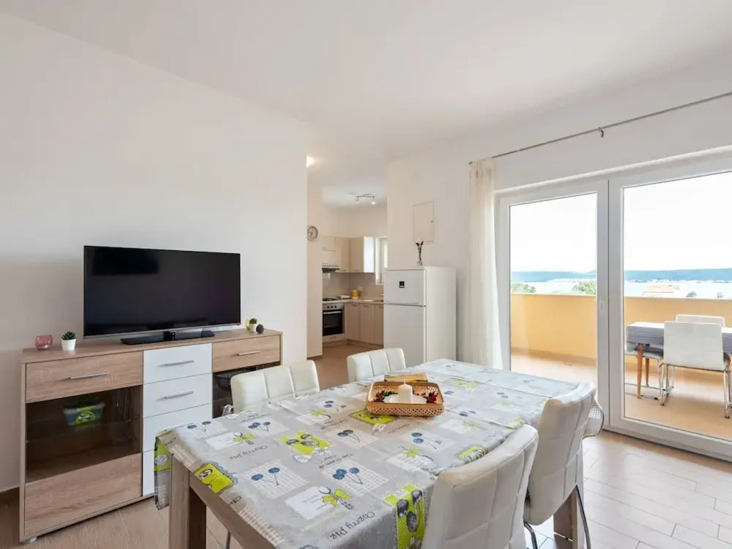 Simplistic Apartment in Neviđane near Sea