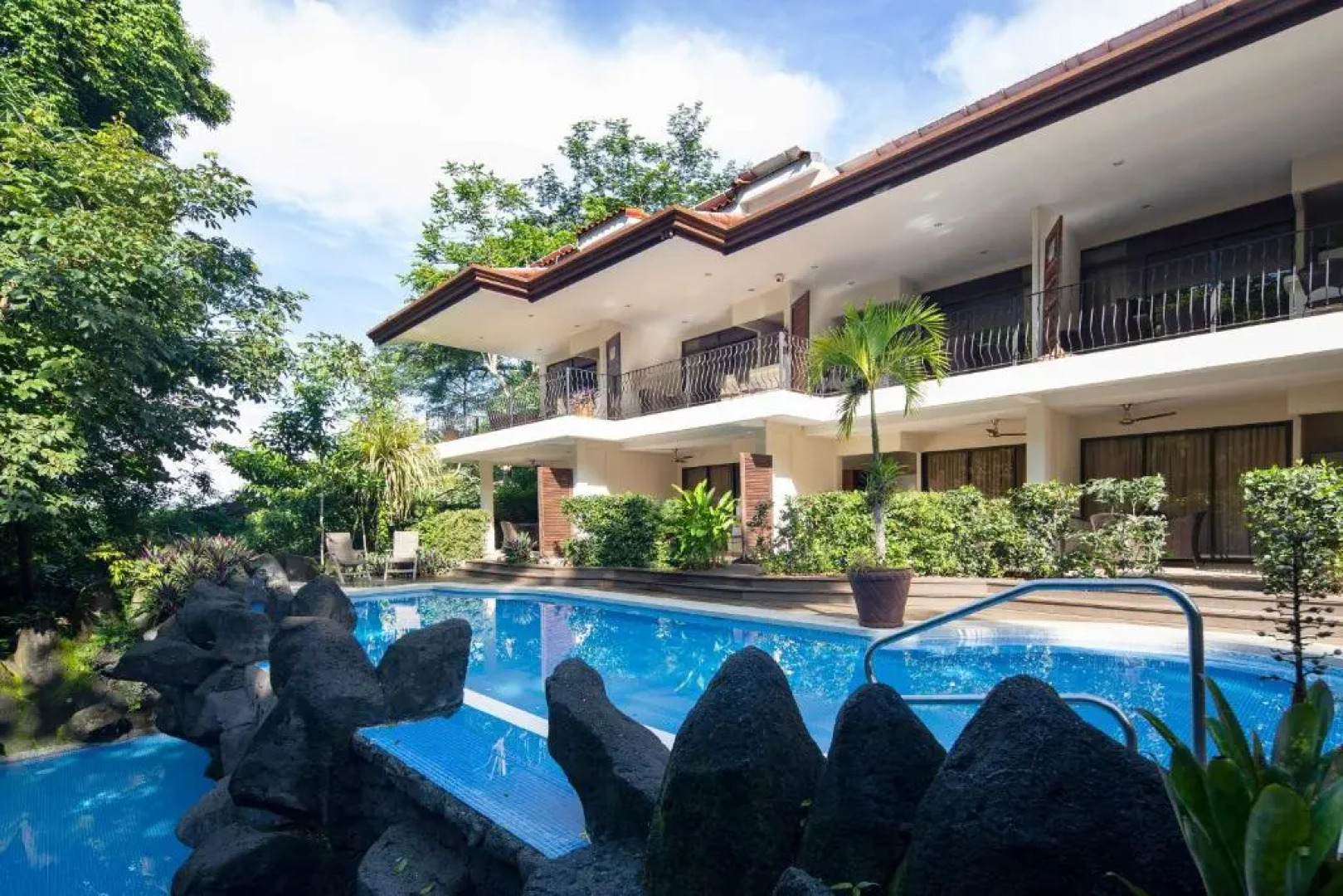 Pumilio Mountain & Ocean Hotel