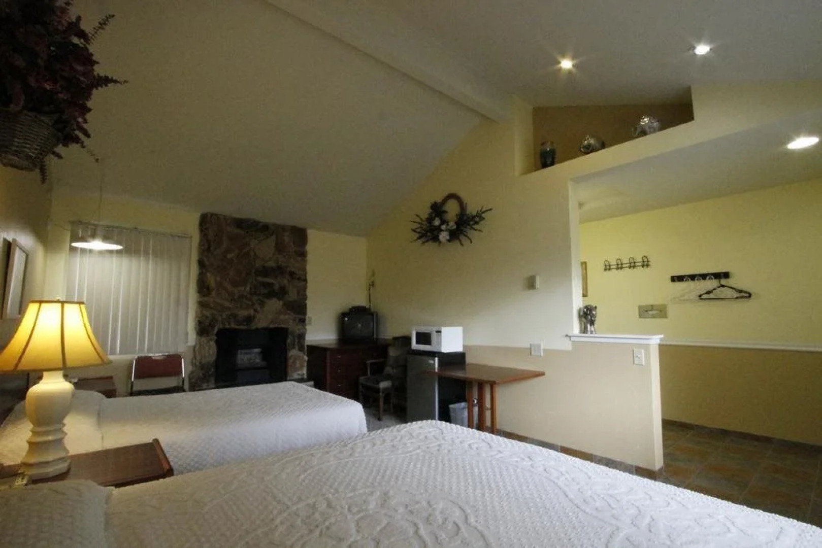 Monterey Fireside Lodge