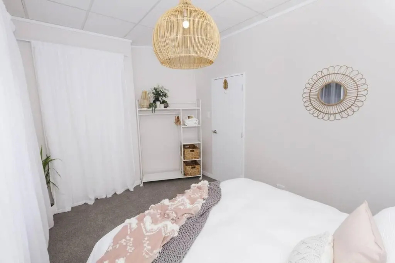 The Pool House, Romantic Country, King Bed