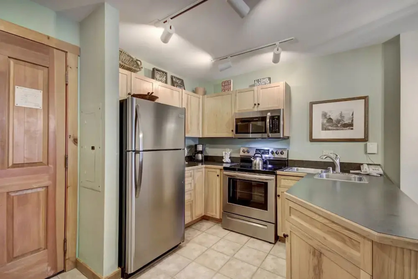 Buffalo Lodge~1br Condo~8388 ~walk To Slopes ~kids Ski Free 1 Bedroom Condo by RedAwning