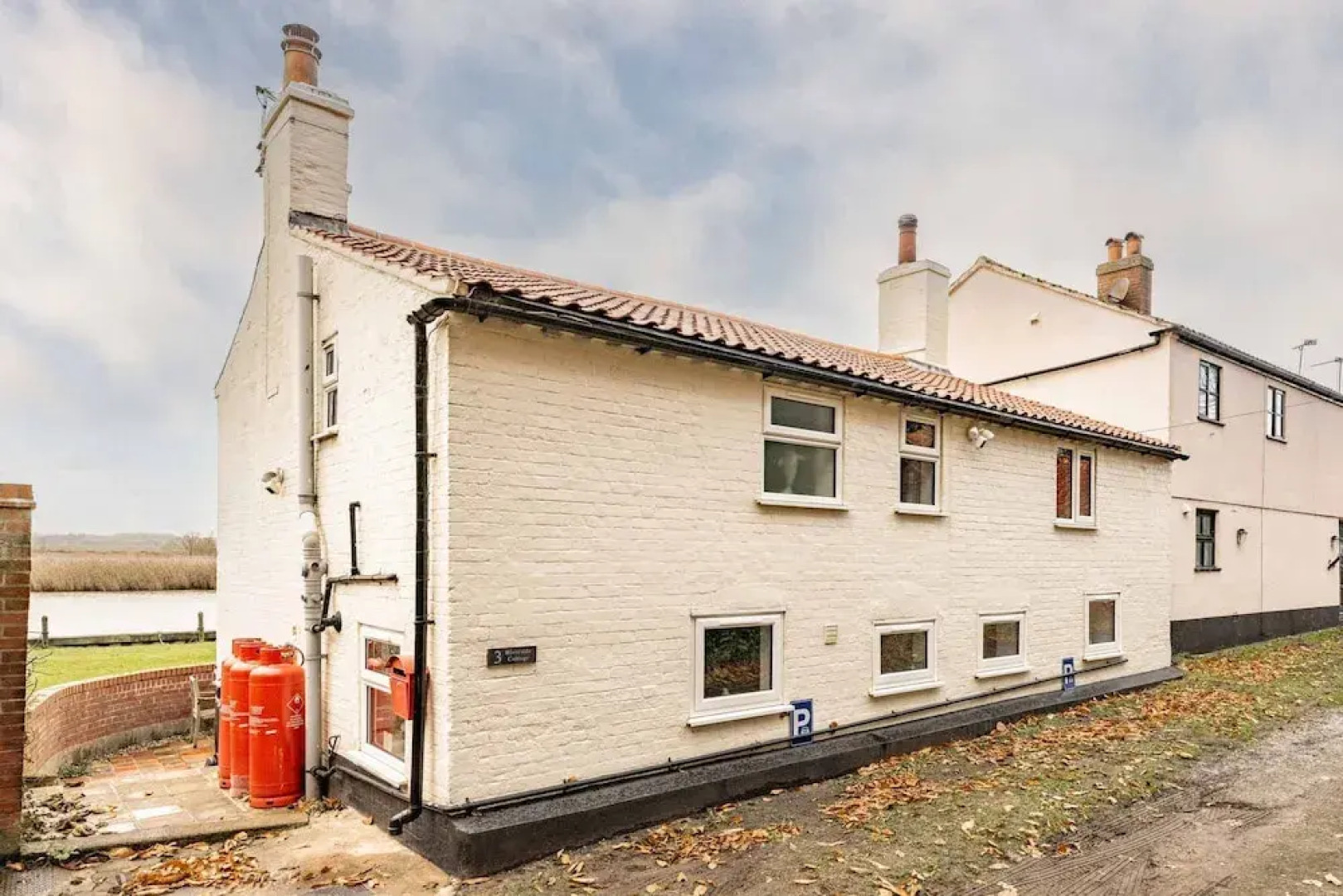 Host Stay Riverside Cottage