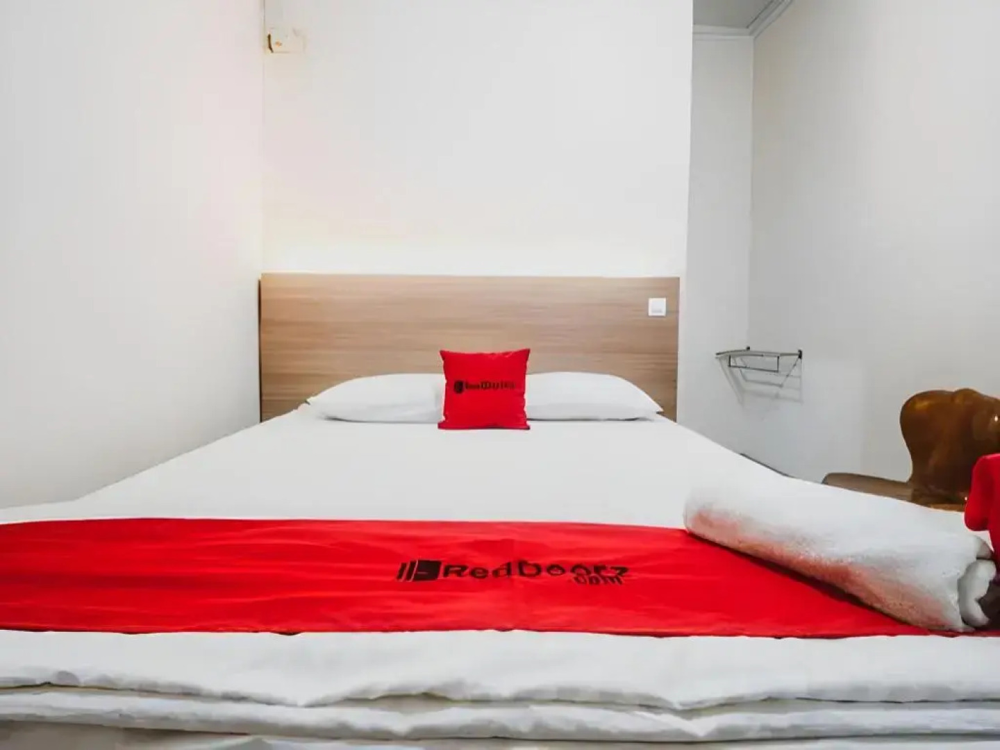 RedDoorz Plus near WTC Batanghari Mall